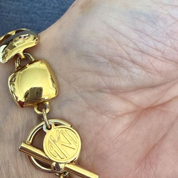 Anne Klein Signed Vintage Gold Tone Square Link Toggle Closure Bracelet. - Picture 3 of 6